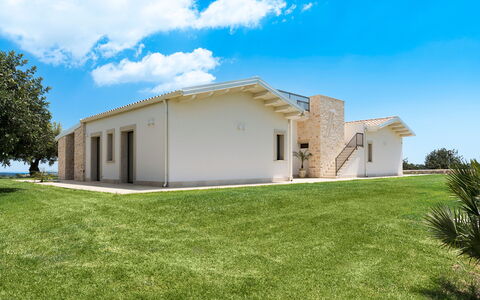 Villa Netina: Ciel, Herbe, Domicile, Architecture, Façade, Maison, Zone Résidentielle, Lot Terre, Biens, Toit