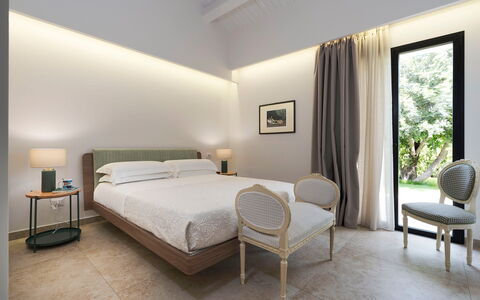 Villa Netina: Design Intérieur, Lit, Chambre, Meubles, Sol, Sol, Plafond, Literie, Drap De Lit, Éclairage
