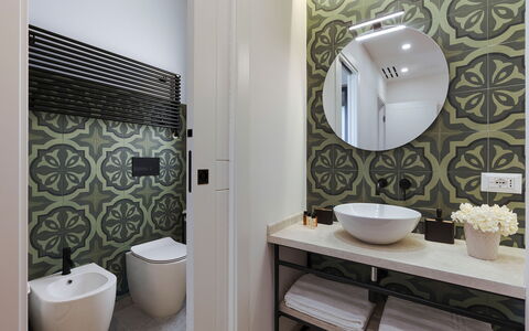 Villa Netina: Salle De Bains, Design Intérieur, Luminaire Plomberie, Mur, Sol, Lavabo, Sol, Toilette, Siège De Toilette, Évier