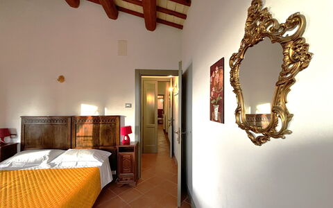 La Casa nel Bosco: Lit, Meubles, Design Intérieur, Chambre, Mur, Drap De Lit, Literie, Bois, Plafond, Sol