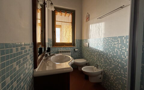 La Casa nel Bosco: Sol, Luminaire Plomberie, Lavabo, Sol, Design Intérieur, Salle De Bains, Plomberie, Évier, Robinet, Tuile