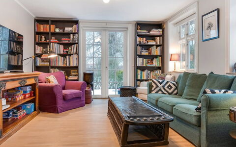 Edla - 5Km from the Sea: Meubles, Design Intérieur, Canapé, Sol, Bibliothèque, Sol, Salon, Bois, Pièce, Plafond