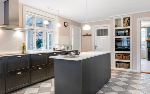 Edla - 5Km from the Sea: Cabinetry, Cuisine, Design Intérieur, Sol, Appareil De Cuisine, Domicile, Comptoir, Sol, Plafond, Placard