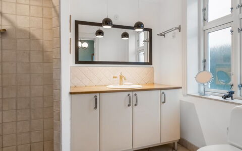 Edla - 5Km from the Sea: Luminaire Plomberie, Design Intérieur, Sol, Salle De Bains, Mur, Miroir, Lavabo, Sol, Évier, Robinet