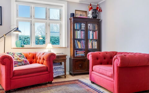 Edla - 5Km from the Sea: Meubles, Design Intérieur, Canapé, Rouge, Sol, Salon, Bois, Sol, Pièce, Domicile