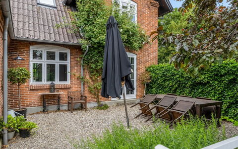 Edla - 5Km from the Sea: Arbuste, Maison, Pot De Fleur, Jardin, Domicile, Chalet, Brique, Porte, Arrière-Cour