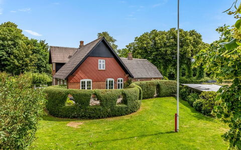 Edla - 5Km from the Sea: Herbe, Bâtiment, Vert, Maison, Fenêtre, Arbuste, Zone Résidentielle, Toit, Domicile