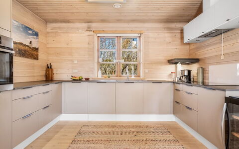 Uolevi - 1.1Km from the Sea: Bois, Sol, Cuisine, Parquet, Sol, Comptoir, Design Intérieur, Cabinetry, Domicile, Plafond