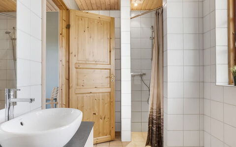 Uolevi - 1.1Km from the Sea: Sol, Design Intérieur, Luminaire Plomberie, Sol, Mur, Bois, Salle De Bains, Lavabo, Évier, Plafond