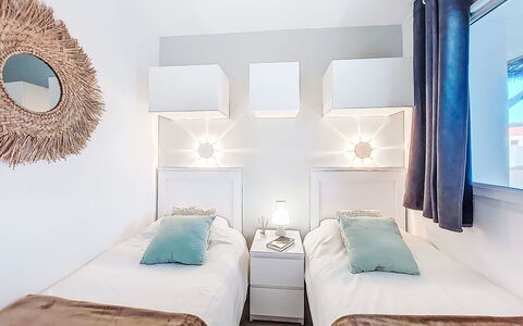 Garden and Sea 2-4 Pers-Vue Mer-Piscines: Lit, Chambre, Meubles, Literie, Drap De Lit, Design Intérieur, Sol, Oreiller, Sol, Linge