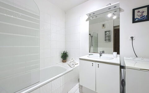 Le Clos de la Corderie: Sol, Design Intérieur, Sol, Plafond, Luminaire Plomberie, Salle De Bains, Pièce, Plomberie, Robinet, Appartement