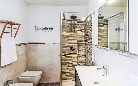 Tra Gli Ulivi: Sol, Luminaire Plomberie, Sol, Design Intérieur, Salle De Bains, Siège De Toilette, Tuile, Toilette, Plomberie, Robinet