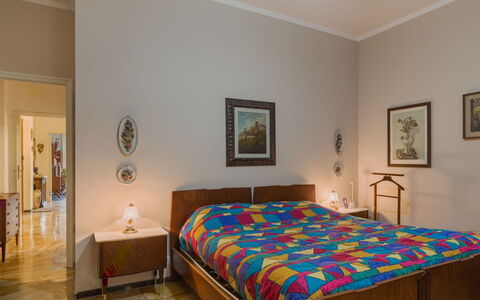 Sea Escape: Meubles, Design Intérieur, Lit, Sol, Mur, Chambre, Sol, Bois, Plafond, Drap De Lit