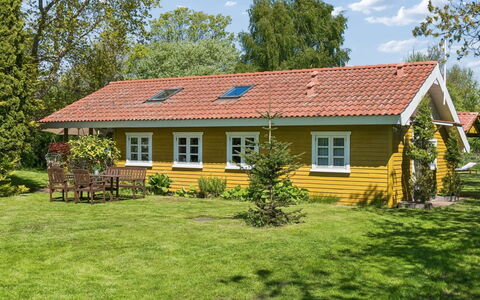 Holmfridur - 1.1Km from the Sea: Herbe, Maison, Toit, Chalet, Arbuste, Domicile, Lot Terre, Jardin, Ferme