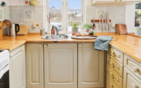 Holmfridur - 1.1Km from the Sea: Cuisine, Appareil De Cuisine, Comptoir, Cabinetry, Design Intérieur, Meubles, Bois, Sol, Principaux Appliance, Evier
