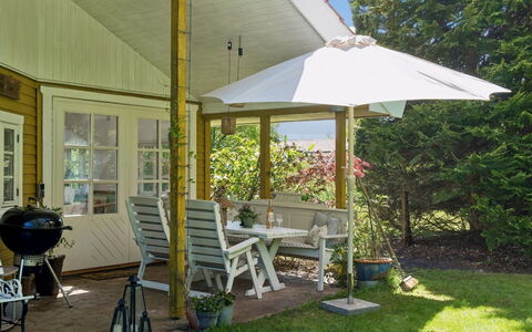 Holmfridur - 1.1Km from the Sea: Meubles, Porche, Chaise, Jardin, Ombre, Mobilier De Jardin, Chalet, Toit, Domicile