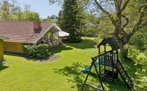 Holmfridur - 1.1Km from the Sea: Herbe, Maison, Arbuste, Chalet, Domicile, Jardin, Toit, Pelouse, Lot Terre, Couverture De Sol