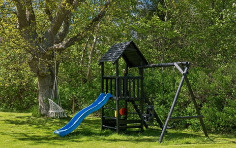 Holmfridur - 1.1Km from the Sea: Toboggan, Équipement Extérieur Play, Chute, Jardin, Pelouse, Terrain De Jeux, Jouer, Arrière-Cour, Enfant, Parc