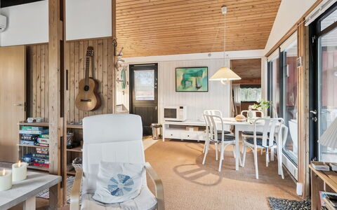 Sarita - 200M from the Sea: Meubles, Design Intérieur, Sol, Sol, Bois, Plafond, Chaise, Pièce, Salon, Parquet