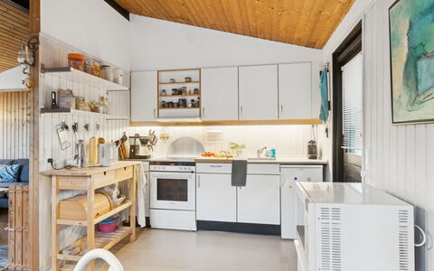 Sarita - 200M from the Sea: Cuisine, Meubles, Comptoir, Design Intérieur, Appareil De Cuisine, Principaux Appliance, Bois, Sol, Plafond, Cabinetry