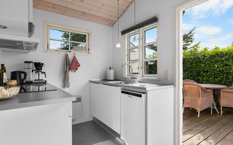 Lenya - 60M from the Sea: Bois, Domicile, Cuisine, Principaux Appliance, Porte, Appareil De Cuisine, Dur, Comptoir, Luminaire Plomberie, Planche