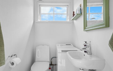 Lenya - 60M from the Sea: Siège De Toilette, Luminaire Plomberie, Salle De Bains, Toilette, Évier, Sol, Sol, Robinet, Plomberie, Design Intérieur
