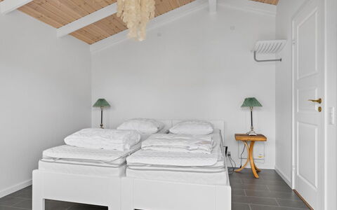 Lenya - 60M from the Sea: Meubles, Design Intérieur, Lit, Chambre, Plafond, Bois, Sol, Sol, Literie, Drap De Lit