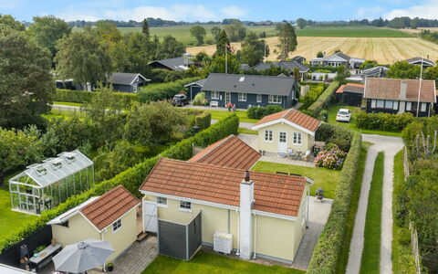 Lenya - 60M from the Sea: Zone Résidentielle, Maison, Toit, Domicile, Lot Terre, Banlieue, Biens, Aménagement Paysager, Chalet, Jardin