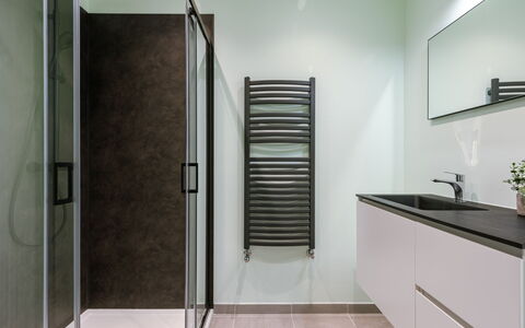 Trondjhem with Seaview: Design Intérieur, Luminaire Plomberie, Sol, Salle De Bains, Sol, Armoire De Toilette, Plomberie, Robinet, Tuile, Douche