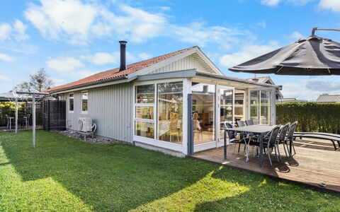 Edeltraud - 100M from the Sea: Maison, Toit, Domicile, Architecture, Porte, Zone Résidentielle, Porche, Chalet, Lot Terre, Siding