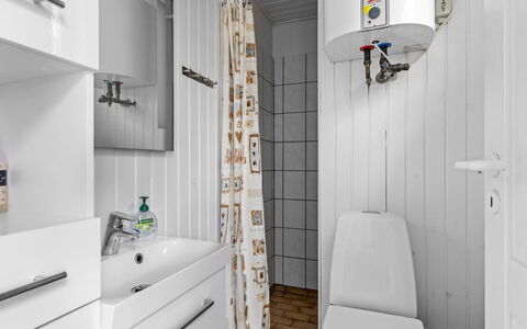 Edeltraud - 100M from the Sea: Luminaire Plomberie, Sol, Salle De Bains, Toilette, Sol, Siège De Toilette, Design Intérieur, Évier, Plomberie, Robinet