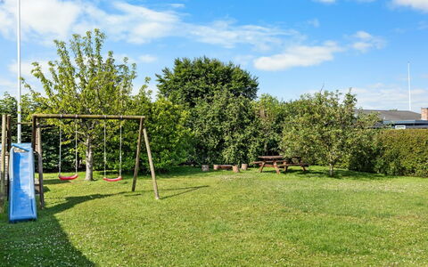 Edeltraud - 100M from the Sea: Herbe, Arbuste, Jardin, Lot Terre, Pelouse, Ombre, Aménagement Paysager, Parc, Cour, Arrière-Cour