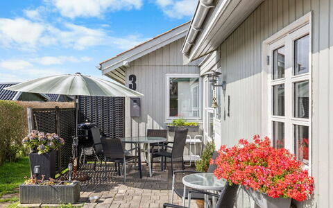 Edeltraud - 100M from the Sea: Maison, Domicile, Porte, Toit, Chalet, Tableau De Plein Air, Siding, Jardin, Couverture De Sol, Mobilier De Jardin