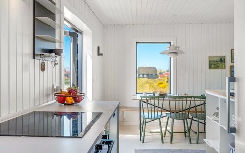 Sointu - 300M from the Sea: Bois, Cuisine, Design Intérieur, Comptoir, Sol, Domicile, Plafond, Appareil De Cuisine, Luminaire, Principaux Appliance