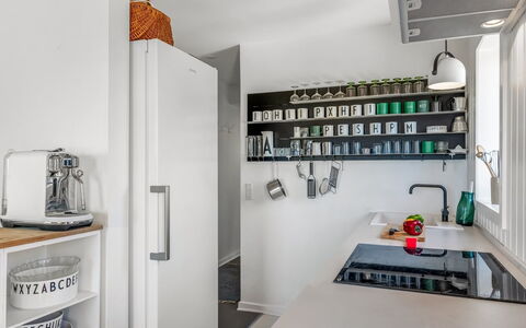 Sointu - 300M from the Sea: Appareil De Cuisine, Cuisine, Étagère, Rayonnage, Principaux Appliance, Design Intérieur, Comptoir, Meubles, Électroménager, Cabinetry
