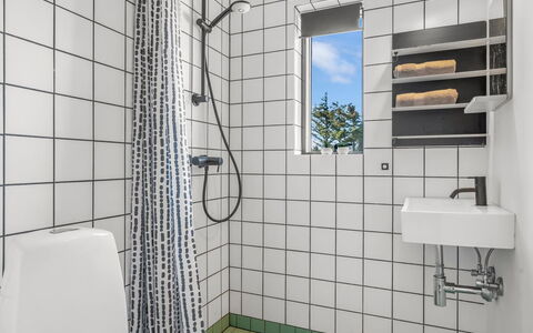 Sointu - 300M from the Sea: Luminaire Plomberie, Salle De Bains, Sol, Toilette, Sol, Design Intérieur, Plomberie, Siège De Toilette, Tuile, Évier