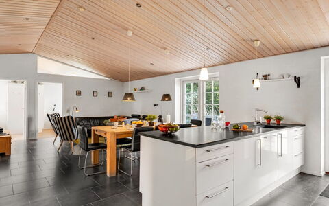 Sod - 3.2Km from the Sea: Bois, Plafond, Sol, Design Intérieur, Luminaire, Sol, Éclairage, Meubles, Comptoir, Cuisine