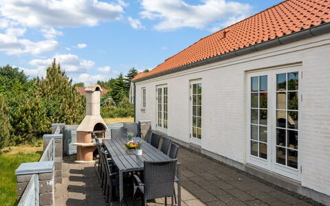 Donco - 3.2Km from the Sea: Meubles, Bois, Design Intérieur, Sol, Sol, Chaise, Pièce, Plafond, Salon, Appartement