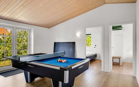 Donco - 3.2Km from the Sea: Meubles, Bois, Design Intérieur, Sol, Sol, Chaise, Pièce, Plafond, Salon, Appartement
