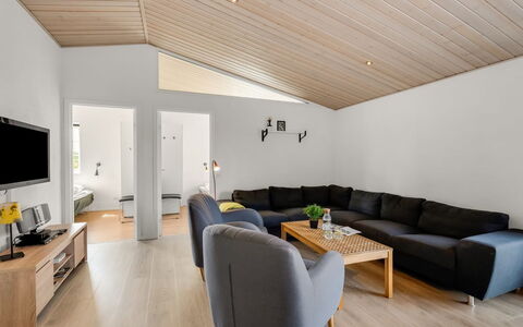 Donco - 3.2Km from the Sea: Meubles, Bois, Design Intérieur, Sol, Sol, Chaise, Pièce, Plafond, Salon, Appartement