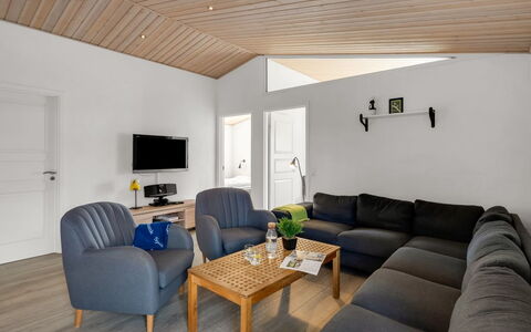 Donco - 3.2Km from the Sea: Meubles, Bois, Design Intérieur, Sol, Sol, Chaise, Pièce, Plafond, Salon, Appartement