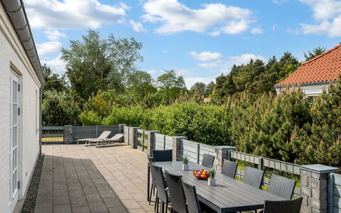Donco - 3.2Km from the Sea: Meubles, Bois, Design Intérieur, Sol, Sol, Chaise, Pièce, Plafond, Salon, Appartement