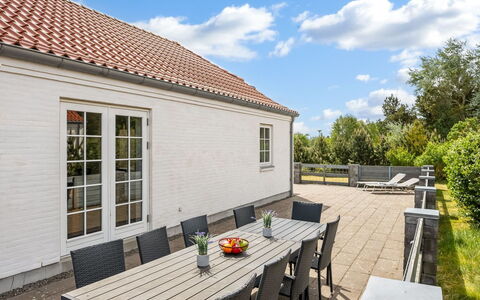 Donco - 3.2Km from the Sea: Meubles, Bois, Design Intérieur, Sol, Sol, Chaise, Pièce, Plafond, Salon, Appartement