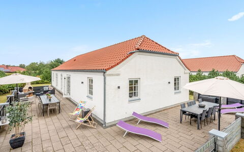 Marjatta - 3.2Km from the Sea: Meubles, Bois, Design Intérieur, Sol, Sol, Chaise, Pièce, Plafond, Salon, Appartement