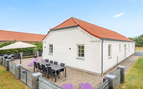 Marjatta - 3.2Km from the Sea: Meubles, Bois, Design Intérieur, Sol, Sol, Chaise, Pièce, Plafond, Salon, Appartement