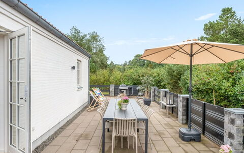 Marjatta - 3.2Km from the Sea: Meubles, Bois, Design Intérieur, Sol, Sol, Chaise, Pièce, Plafond, Salon, Appartement
