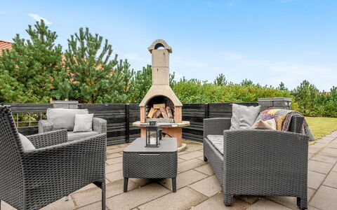 Marjatta - 3.2Km from the Sea: Meubles, Bois, Design Intérieur, Sol, Sol, Chaise, Pièce, Plafond, Salon, Appartement