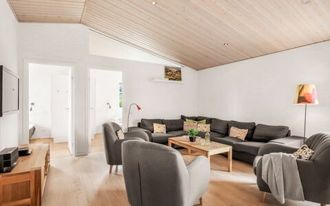 Marjatta - 3.2Km from the Sea: Design Intérieur, Meubles, Canapé, Sol, Bois, Salon, Plafond, Sol, Parquet, Pièce