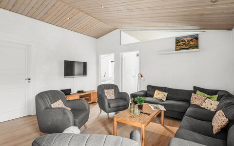Marjatta - 3.2Km from the Sea: Design Intérieur, Canapé, Sol, Meubles, Bois, Plafond, Sol, Salon, Pièce