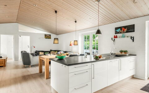 Marjatta - 3.2Km from the Sea: Sol, Bois, Cuisine, Comptoir, Plafond, Sol, Design Intérieur, Parquet, Meubles, Cabinetry